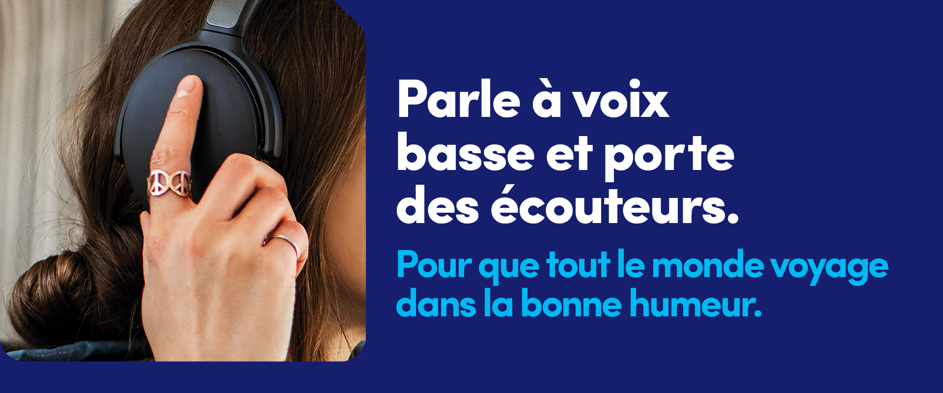 Parle à voix basse et porte des écouteurs